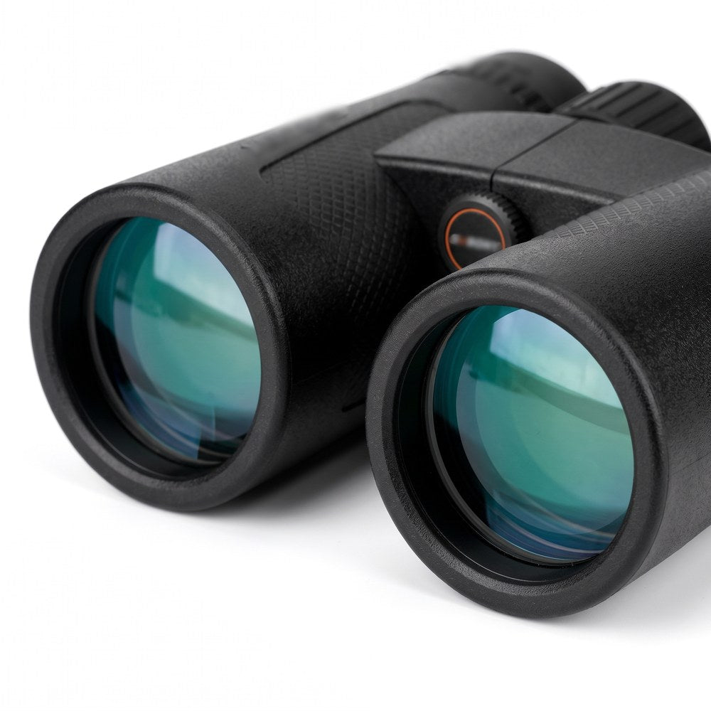 Gros plan sur les deux objectifs de 42 mm des jumelles SV202, aux reflets vert-turquoise