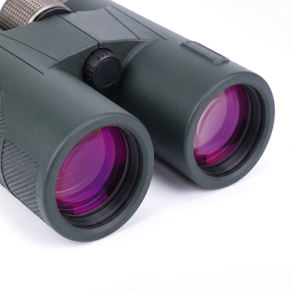 Gros plan sur les objectifs de 42 mm aux reflets violets des jumelles 12x42