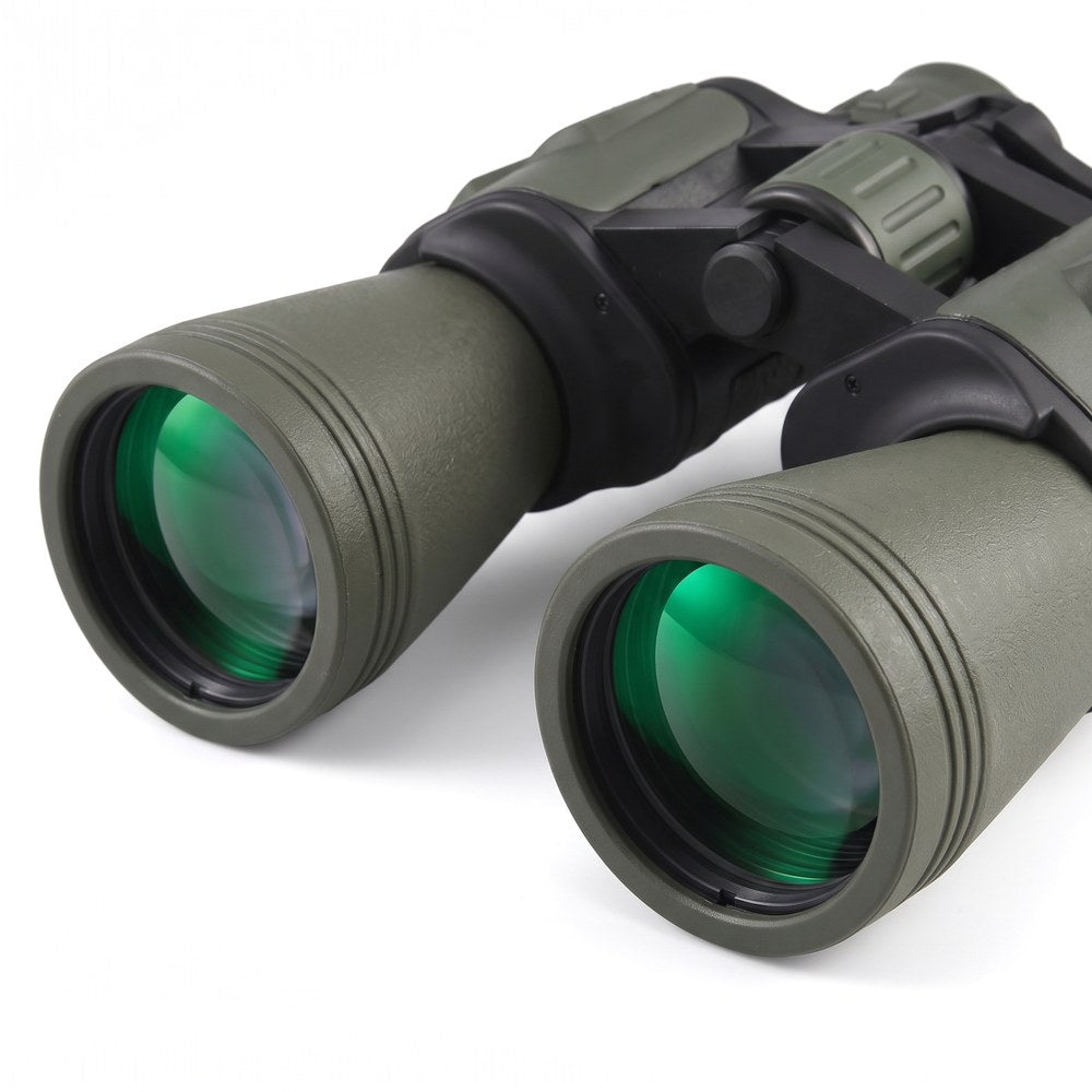 Gros plan sur les deux grands objectifs de 50 mm aux reflets verts des jumelles 20x50