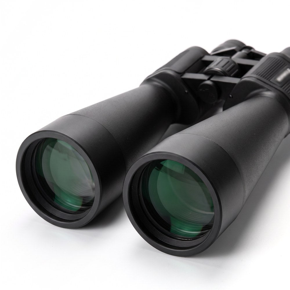 Gros plan sur les deux objectifs de 70 mm aux reflets verts des jumelles zoom 20-60x70, sur fond blanc
