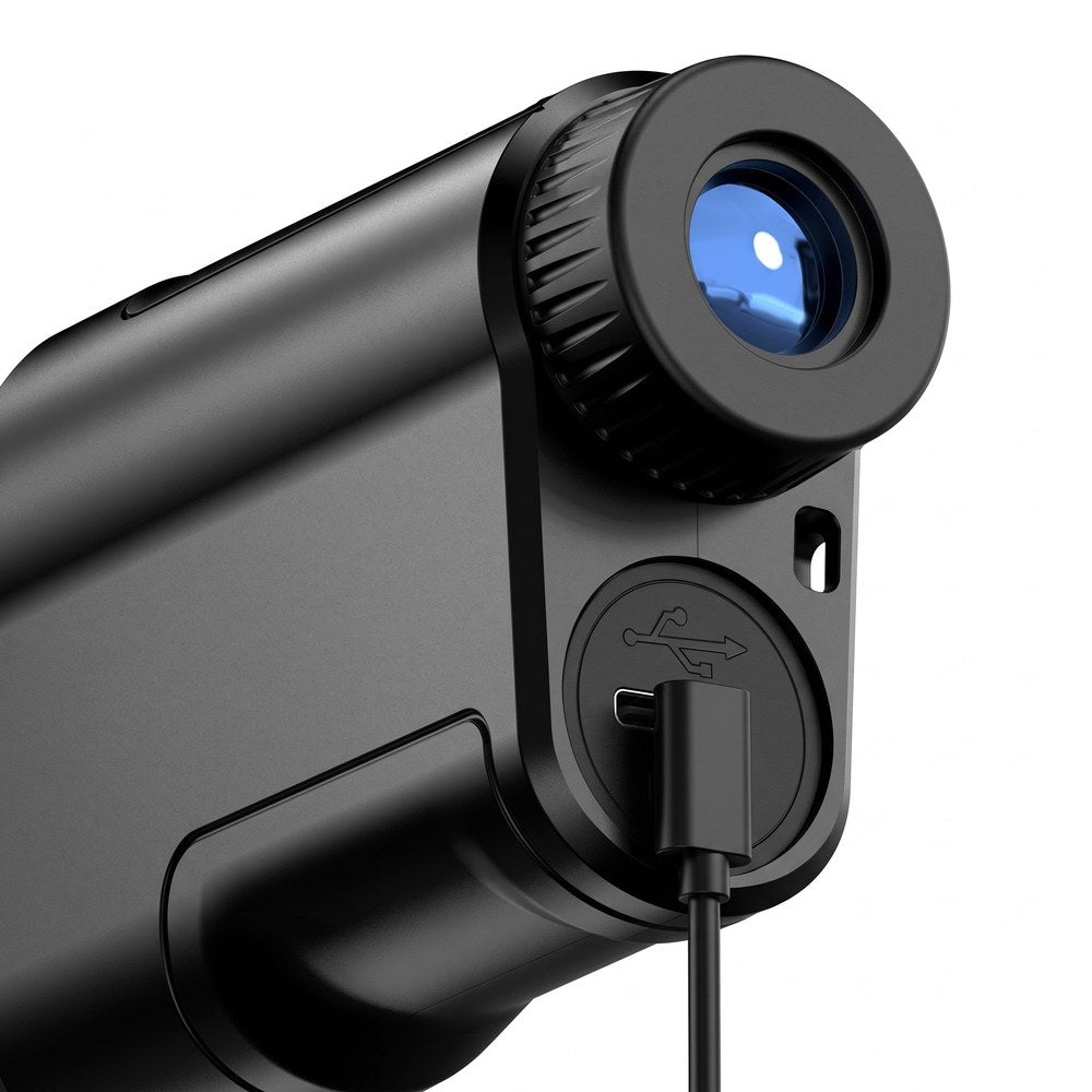 Gros plan sur l'oculaire et le port de charge USB-C du télémètre, cache en caoutchouc ouvert