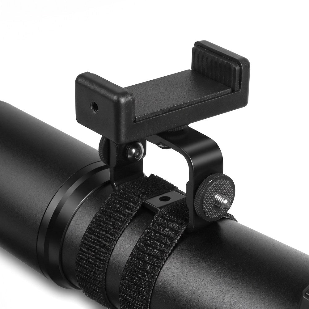 Gros plan sur le support smartphone à pince fixé au tube du télescope par une sangle à fermeture auto-agrippante