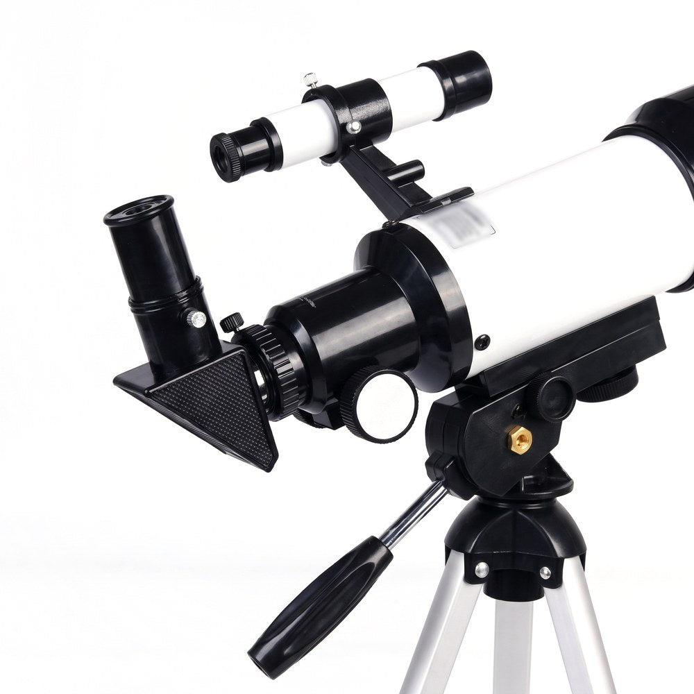 Gros plan sur le chercheur, la diagonale à 90° et la molette de mise au point du télescope 70/300