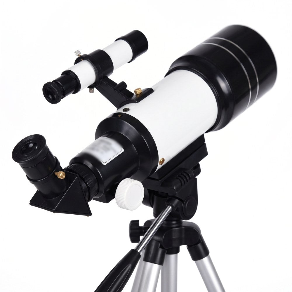 Gros plan sur le chercheur, la diagonale et la molette de mise au point du télescope 70/300, version haute