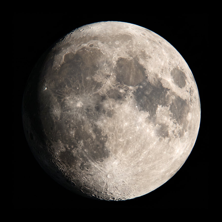 La Lune vue à l'oculaire d'un petit télescope : cratères et mers
